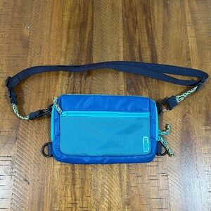 NWOT Chums Rover Teal Crossbody Sling Bag